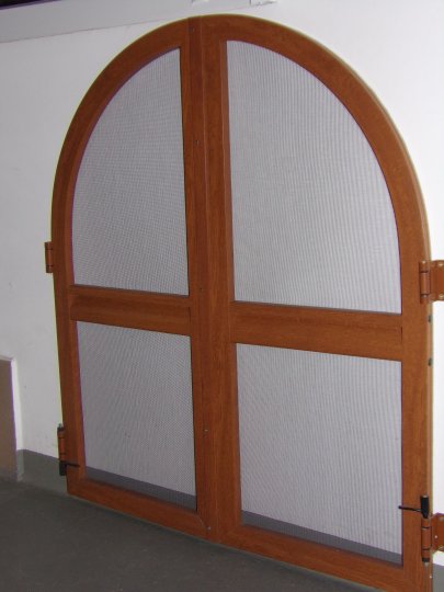 Egyedi íves szúnyogháló ajtóra